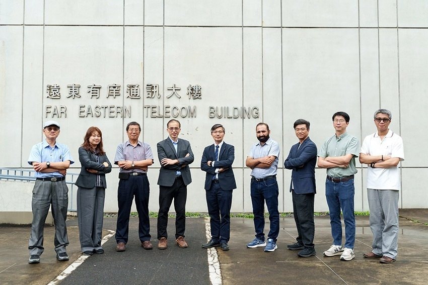 元智大學電機與通訊學院院長陳敦裕（中）帶領研究團隊，於電通領域科研表現再創高峰。...